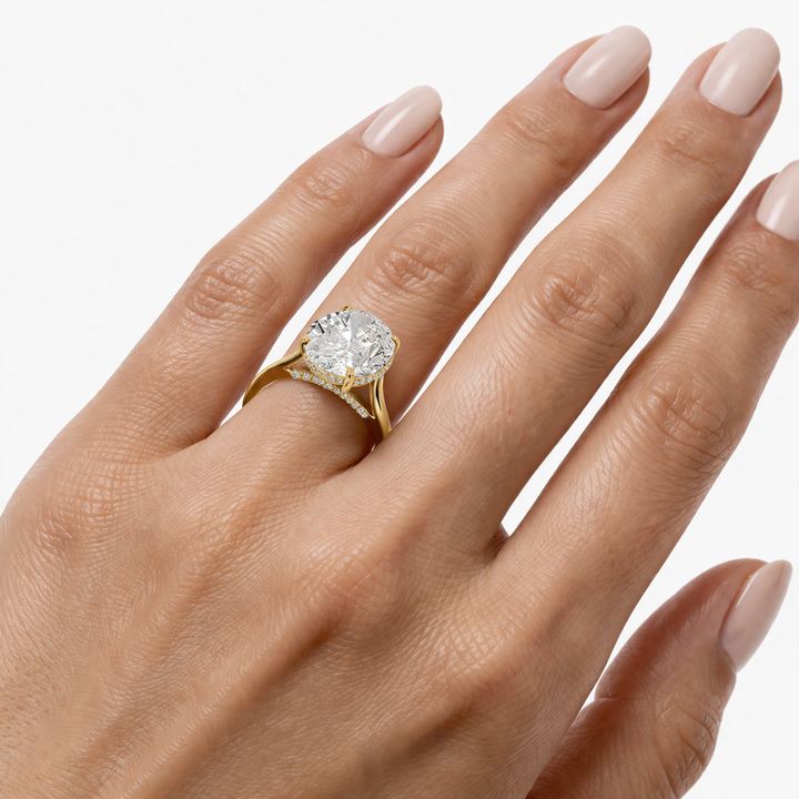Anillo de compromiso pavé ovalado de 7 CT en oro de 10k